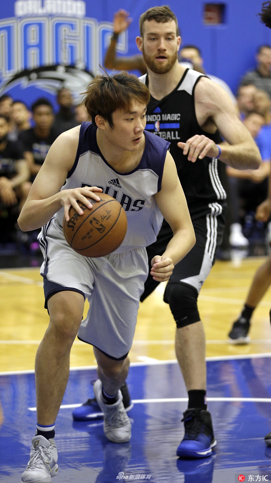 面对防守者的严密贴身，丁彦雨航压低重心强行突破，肌肉的碰撞中透露出他毫不退让的强硬态度。