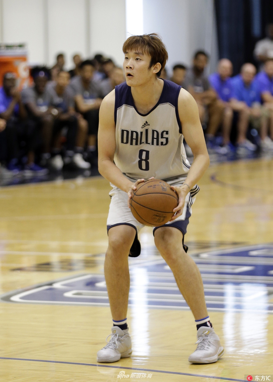 突破之后吸引包夹，丁彦雨航眼观六路，巧妙地将球从人缝中传给位置更好的队友，完成一次精妙的助攻。