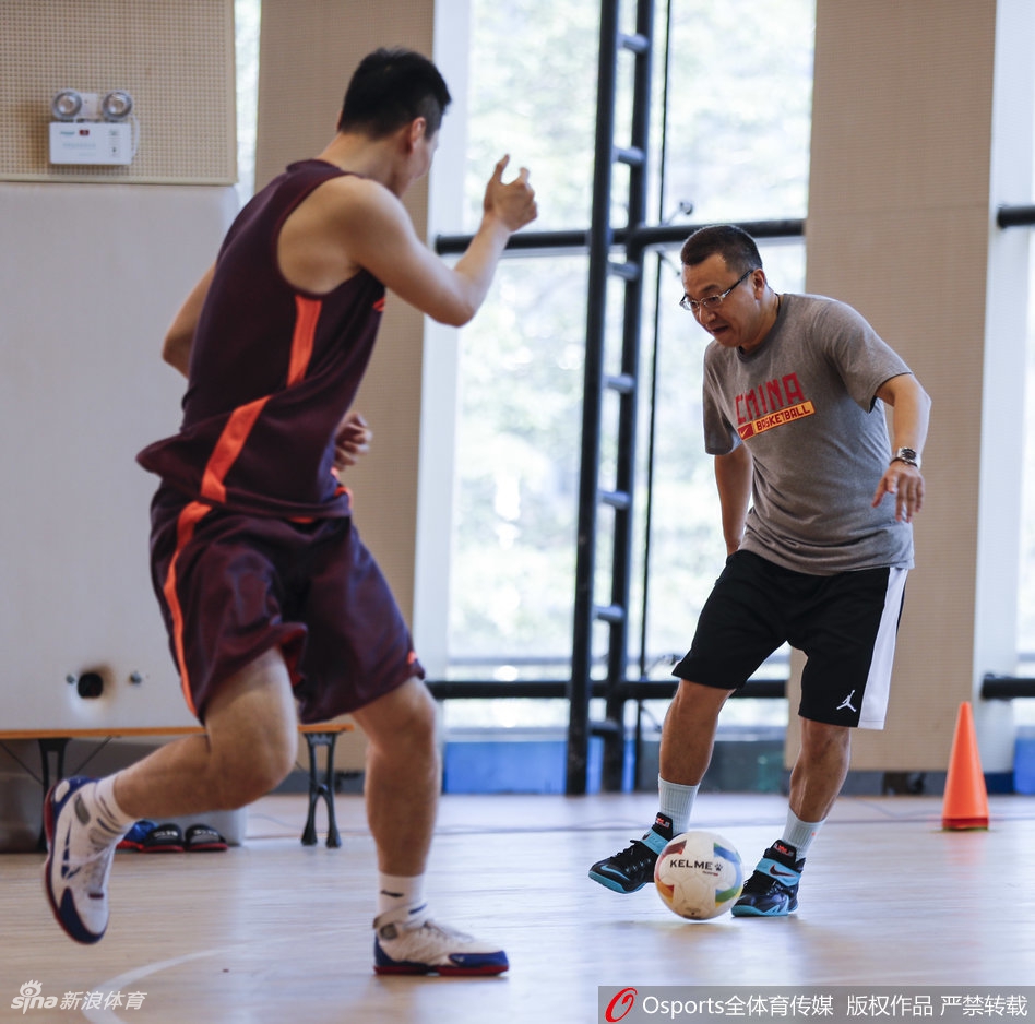 范斌指导脚下灵活一停，随后舒展双臂摆出一个潇洒的庆祝姿势，脸上洋溢着发自内心的畅快笑容，仿佛比赢下比赛还要开心。