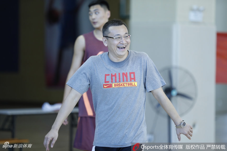 范斌在场边投入地指挥着训练，手势丰富且充满力量，仿佛正在运筹帷幄的将军，引领着他的队伍向着铁血之师蜕变。