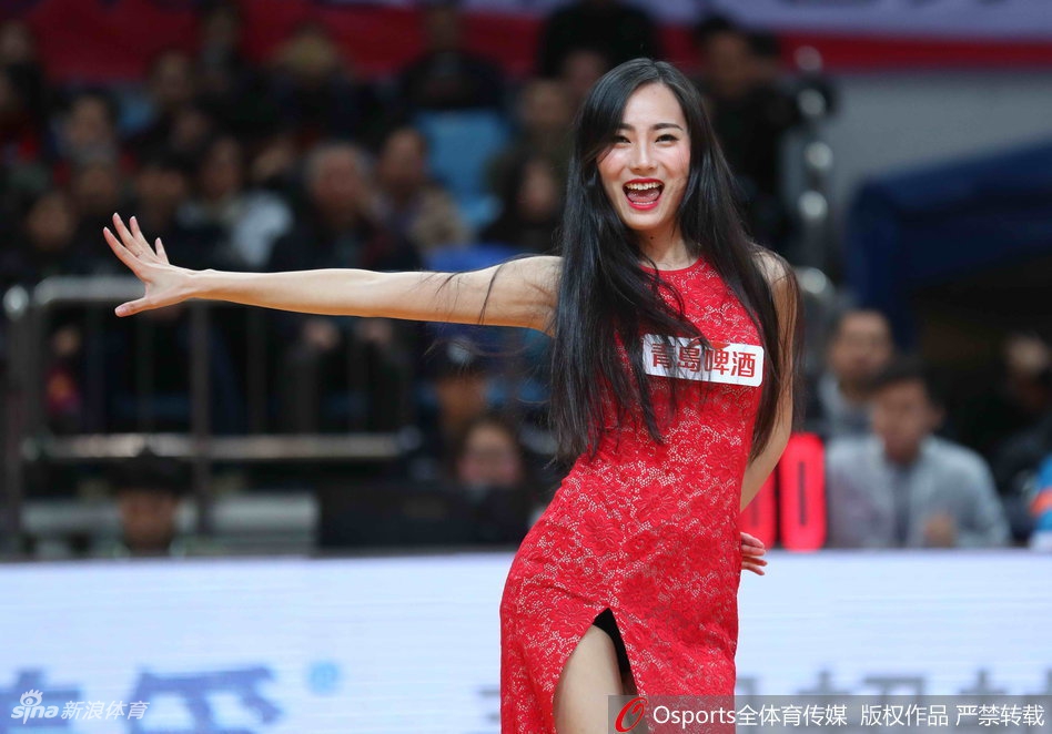 小姐姐端坐在新闻发布会台的长桌后，面对话筒假装严肃发言，旁边的队友忍不住笑场，气氛轻松欢乐