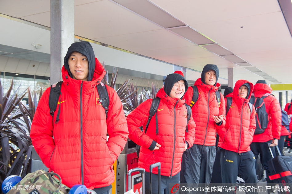 心情大好的郭艾伦在墨尔本机场通道中，手中高举着一只可爱的皮卡丘玩偶，这突如其来的反差萌瞬间逗笑了身边的队友和接机的众人。