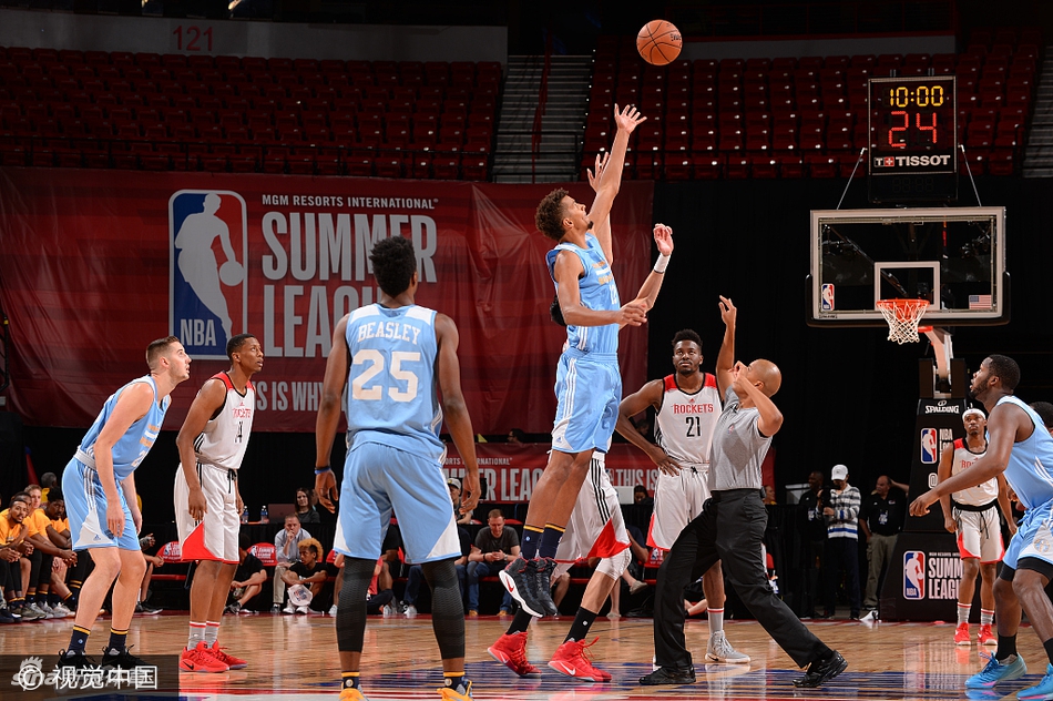 周琦在防守时直面对方球员的投篮，手臂完全伸展形成一道屏障，展现出极佳的防守覆盖面。