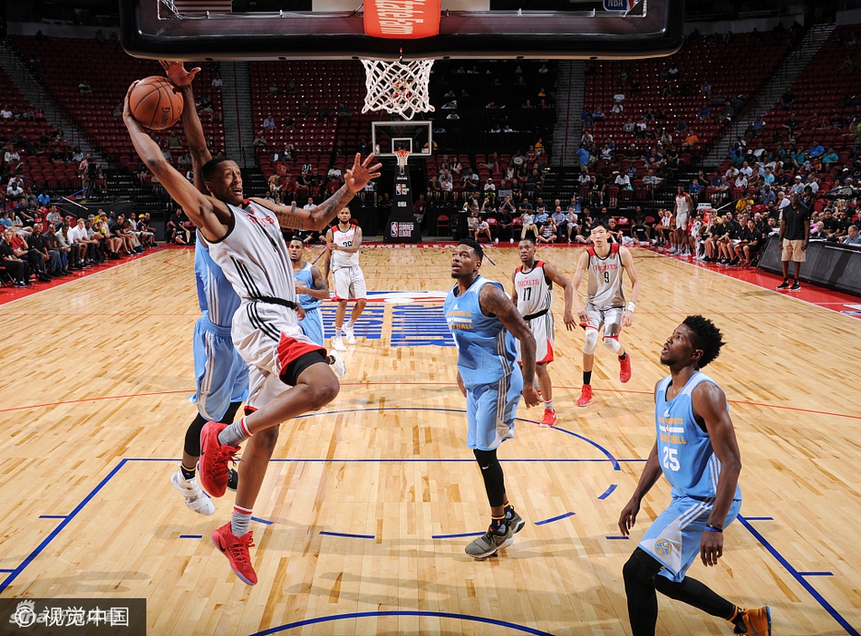 周琦在比赛中目送篮球飞向篮筐，神情紧张而专注，身边的对手试图用身体对抗挤开他的防守位置。