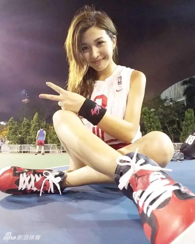 阳光洒在海滩上,陈伟琪身穿简约泳装,凹凸有致的身材一览无遗。她面对镜头露出自信从容的微笑,仿佛在告诉世界,通过刻苦锻炼换来的健康体态,是值得骄傲的资本。