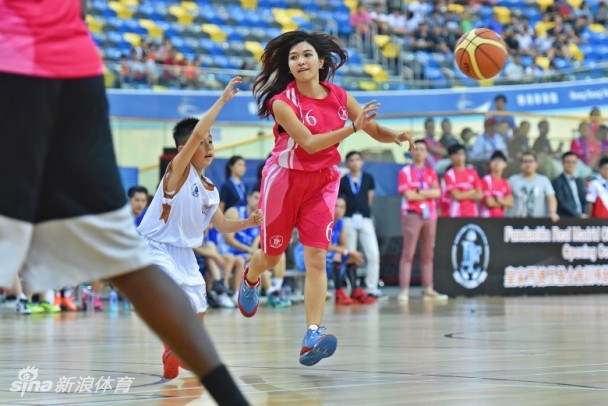 身披白色球衣的陈伟琪,在赛场上目光如炬,她面对高大对手的贴身防守,毫无惧色地压低重心,左手灵活地运球突破,展现出扎实的篮球功底和不服输的竞技状态。