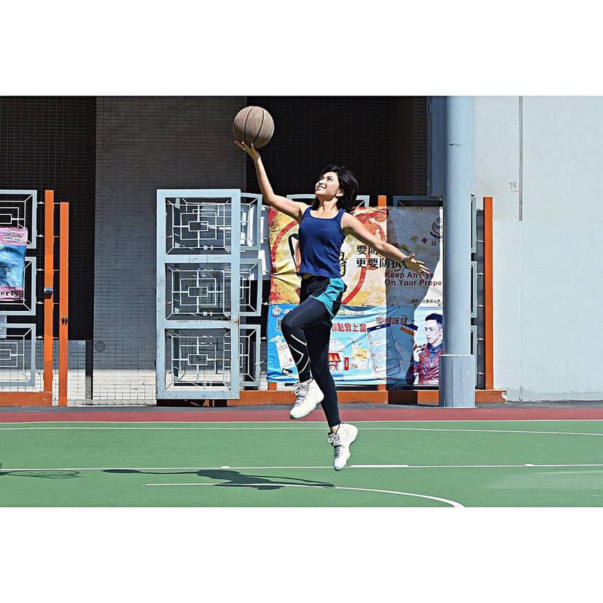 身着优雅礼服的陈伟琪手持篮球,展现出与球场上截然不同的魅力。这一身红色礼服将她凹凸有致的身材完美勾勒,而手中的篮球则点明了她内心始终涌动的运动热情。