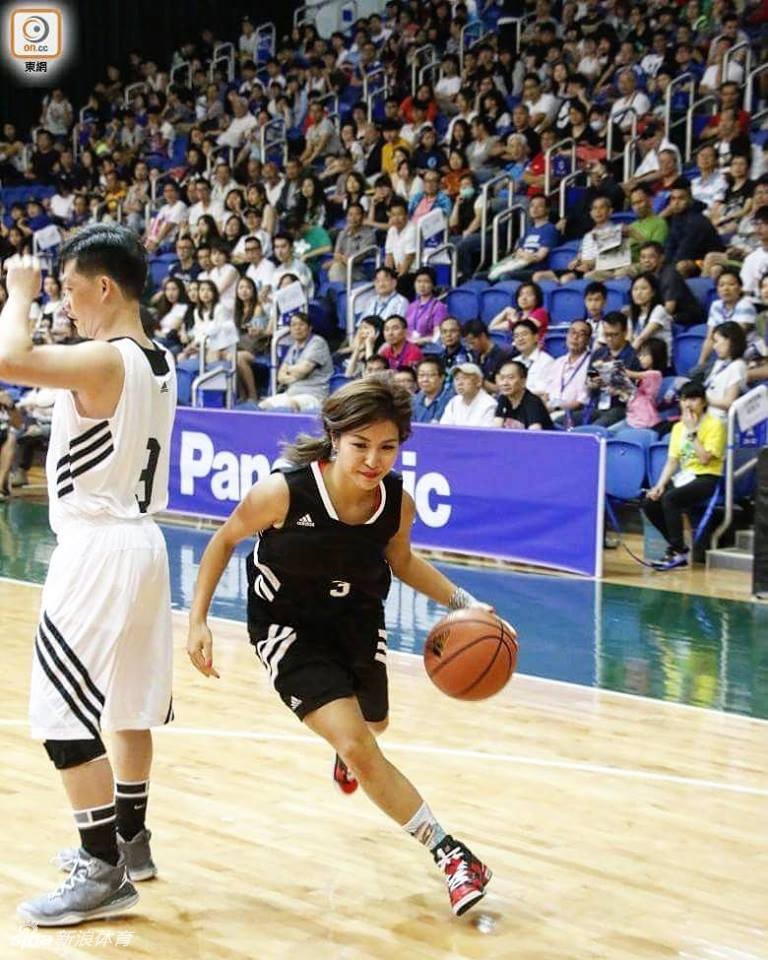 在训练场上,陈伟琪面对镜头露出俏皮的笑容,她双手抓球做出夸张的“天女散花”动作,这既展现了她在高强度训练下的轻松心态,也透露出她对篮球发自内心的喜爱。