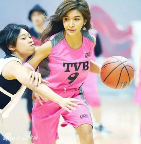 球场上的陈伟琪即使在做准备活动时也格外专注,她身着训练服拉伸,紧致的肌肉线条在阳光下若隐若现,这完美线条正是她长期坚持刻苦锻炼、自律自强的勋章。