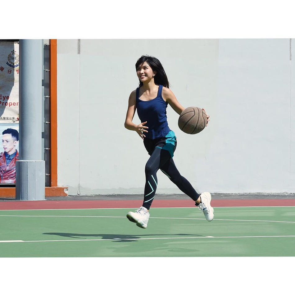 陈伟琪双手持球置于身后,回眸一笑,眼神中既有少女的娇俏,又有运动员的坚毅。篮球在这里不仅是运动器材,更像是她展现独特魅力的最佳道具。