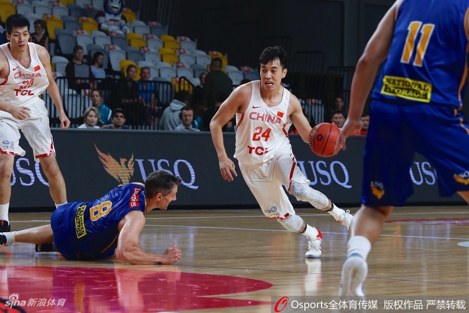 吴前如尖刀般撕开防线，在对抗中失去重心依然将球抛向篮筐，谱写拼搏乐章。