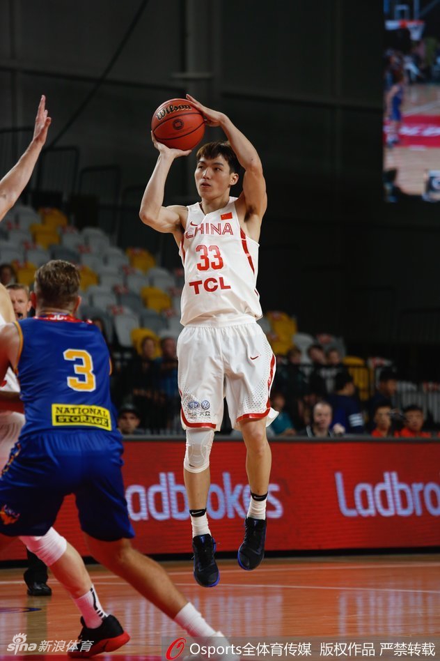 铁血悍将李根无视防守，如战车般碾入篮下强起，展现出惊人的核心力量。