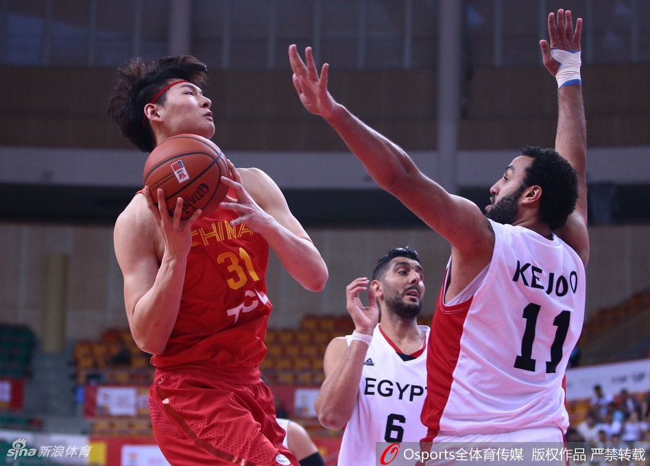 阿不都沙拉木在低位强硬要球，用身体死死卡住身后的防守人，手臂高高扬起，为队友创造传球机会