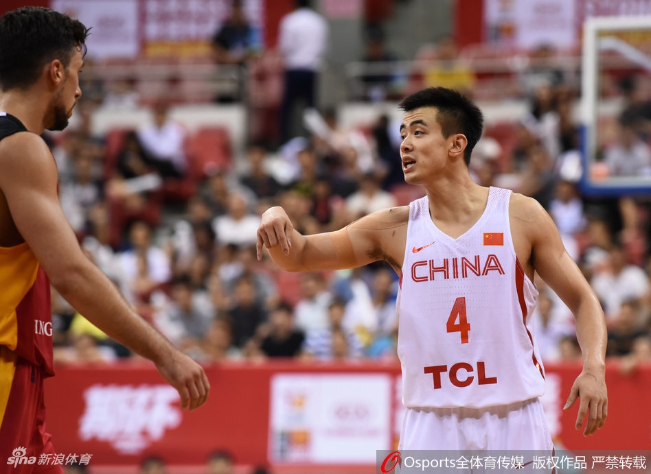 王哲林命中关键球后，高举双臂欢呼，身后的赵睿则一脸疑惑地向裁判投诉沟通。