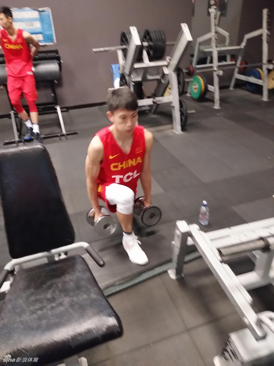 李敬宇和陶汉林利用绳索器械进行核心力量训练，两人动作整齐划一，展现出良好的核心控制力和默契的配合。