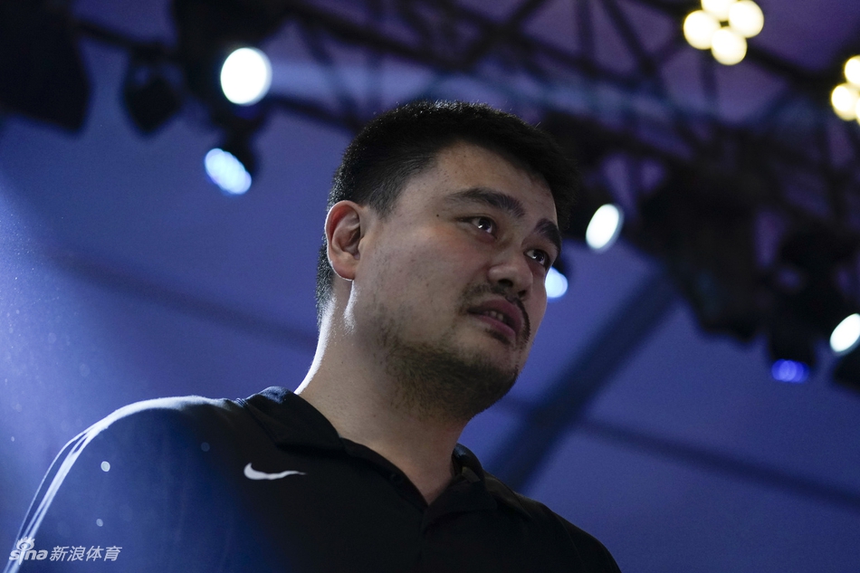 姚明在启动仪式上发言，目光坚定地看向远方，身后是联赛的巨大背景板，他手中握着话筒，仿佛正在向所有草根球员宣告一个属于他们的时代已经来临。