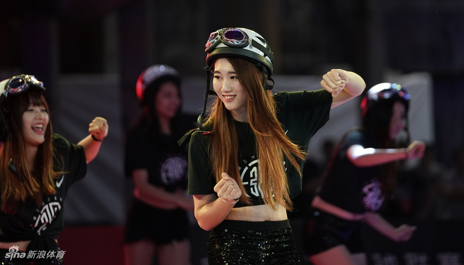 一名草根球员在扣篮大赛中腾空而起，身体在空中舒展，单手将球灌入篮筐，动作舒展且充满力量，展现了民间扣将惊人的身体素质。