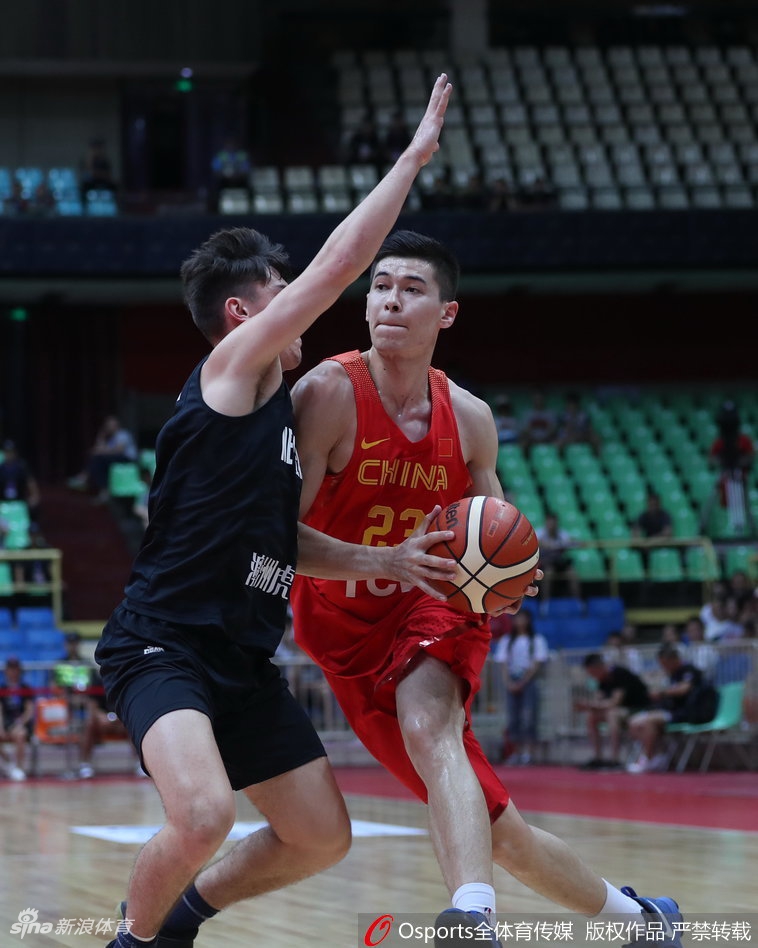 孟铎外线手起刀落,三分球如精确制导的导弹般洞穿篮网