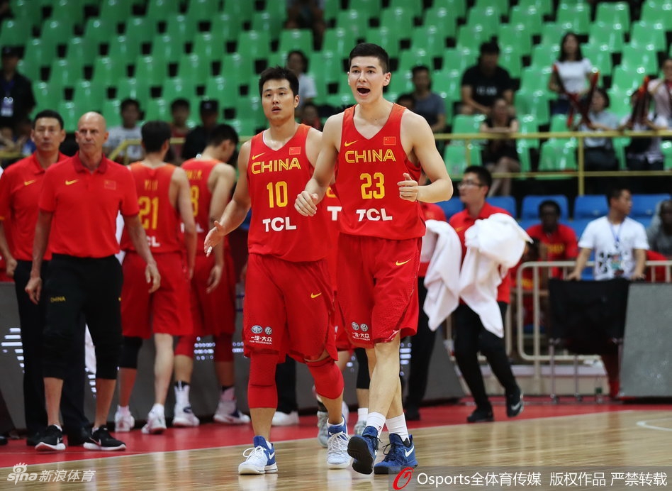 阿不都沙拉木高高跃起,在肌肉丛林中强硬摘下进攻篮板