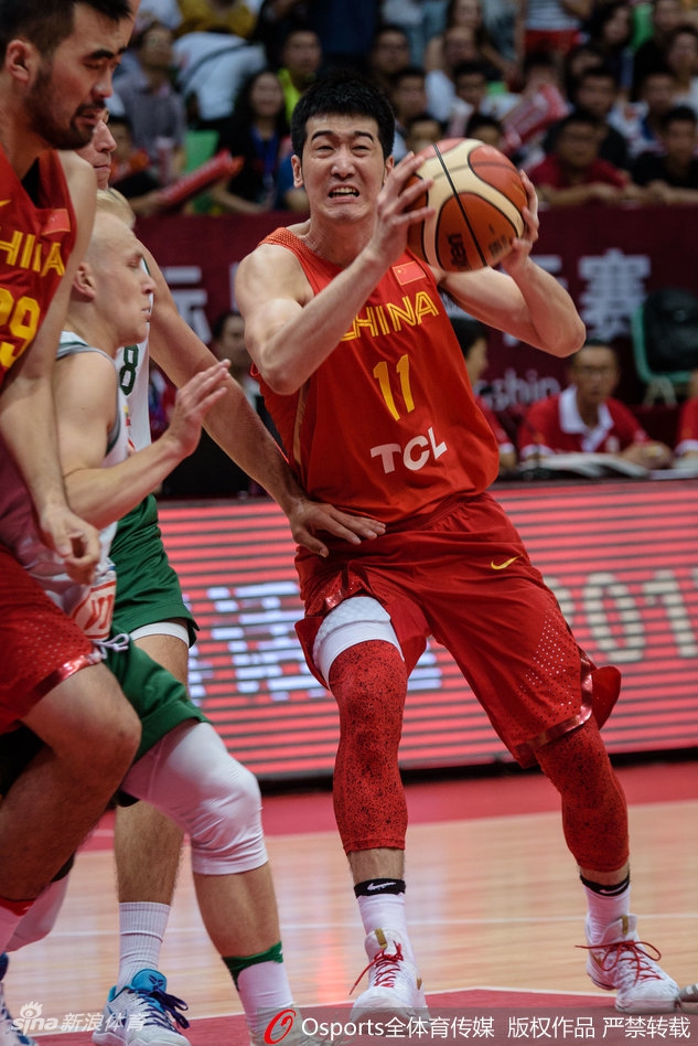 老将易立如灵猫般穿梭于立陶宛防守丛林中,他轻舒猿臂,以一记飘逸的挑篮穿越对手的封盖,展现了CBA赛场常青树的精湛技艺。