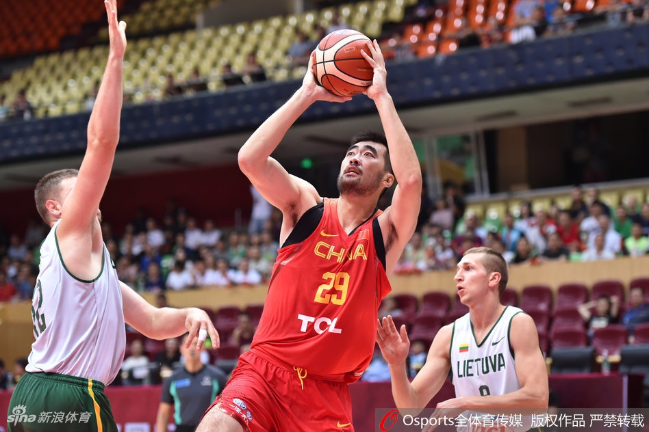 在四川省体育馆燥热的空气下,中国红队小将赵睿如一把尖刀般撕裂立陶宛防线,他全场轰下20分,眼中闪烁着无畏的锋芒。