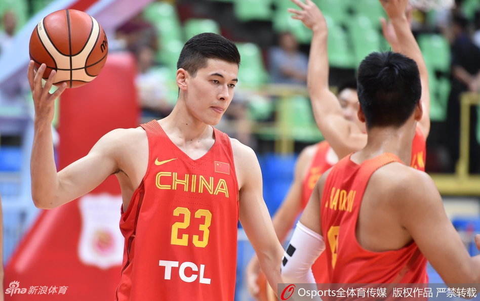 身高臂长的张兆旭如同一座移动的高塔伫立在禁区,他奋力跃起送出钉板大帽,用铜墙铁壁般的防守捍卫着中国队的篮下尊严。