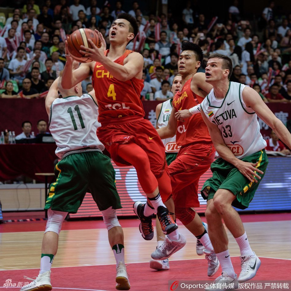 赵继伟以一记假动作晃开防守,随后如穿花蝴蝶般运球突破,他的眼神冷静而犀利,完美诠释了“球场指挥官”的沉着与智慧。