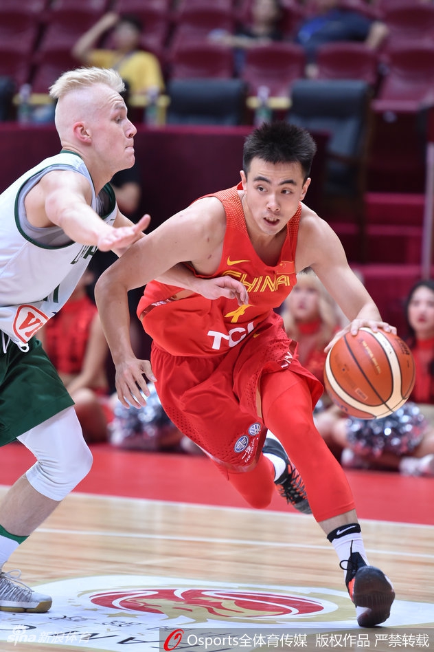 身披红色战袍的赵睿高高跃起,犹如展翅雄鹰,他手中的篮球在空中划出一道彩虹,稳稳坠入网窝,这一球让现场观众瞬间陷入沸腾。