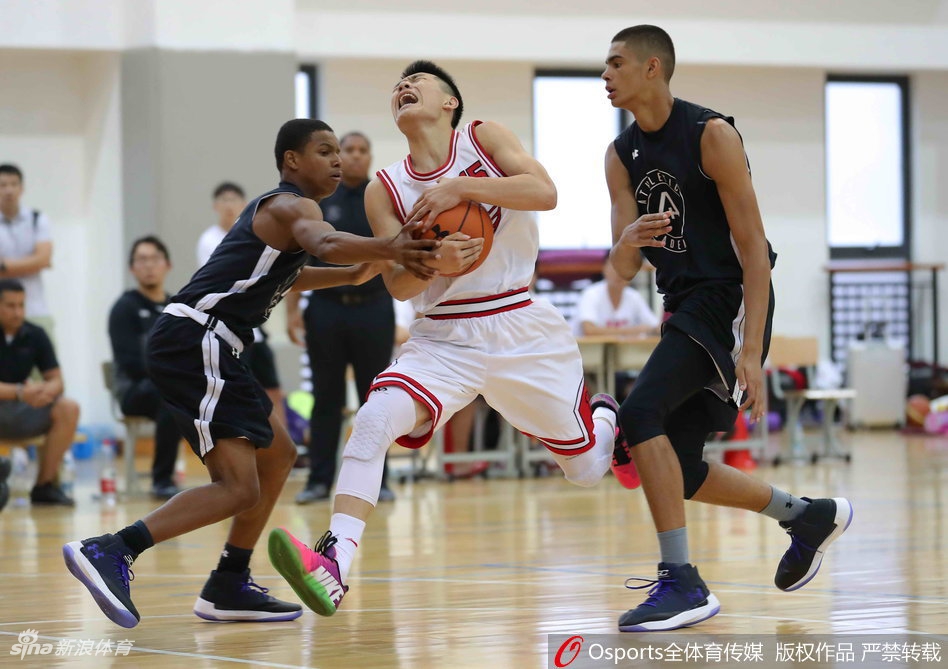 金发飘飘的美国队队长Josh在人群中格外醒目,他冷静地观察着场上的局势,即使比分落后,他的眼神中依然闪烁着不屈的斗志。