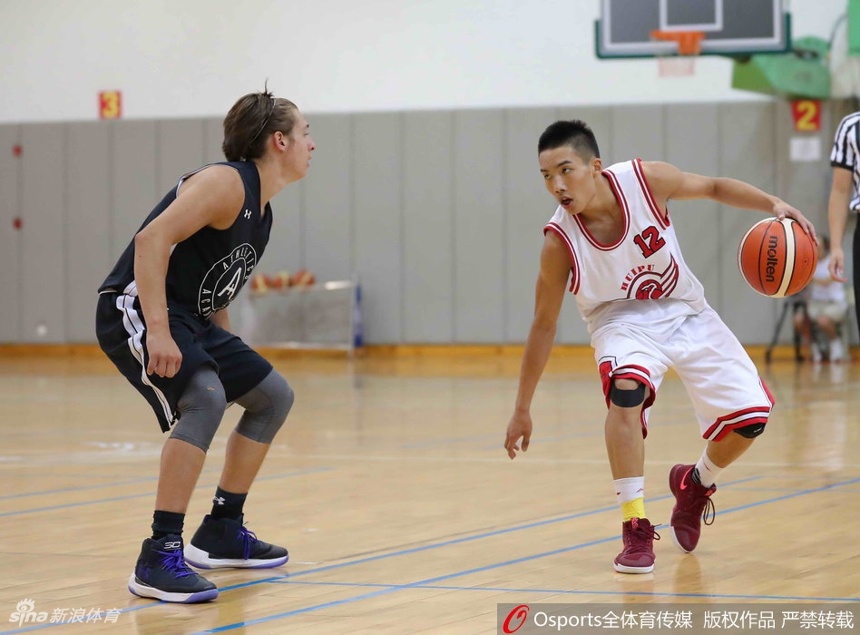 方佳晨低着头走向场边,汗水顺着发梢滴落,身后的巨大比分牌显示着79:80,他的球衣上沾满了灰尘,记录着这场战斗的惨烈。