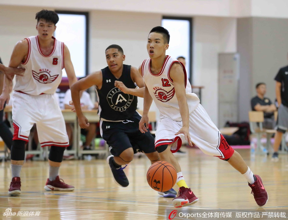 比赛结束的哨声吹响,美国队的球员们激动地拥抱在一起,金色的头发在灯光下飞舞,他们的欢呼声与回浦队员落寞的背景形成了鲜明对比。