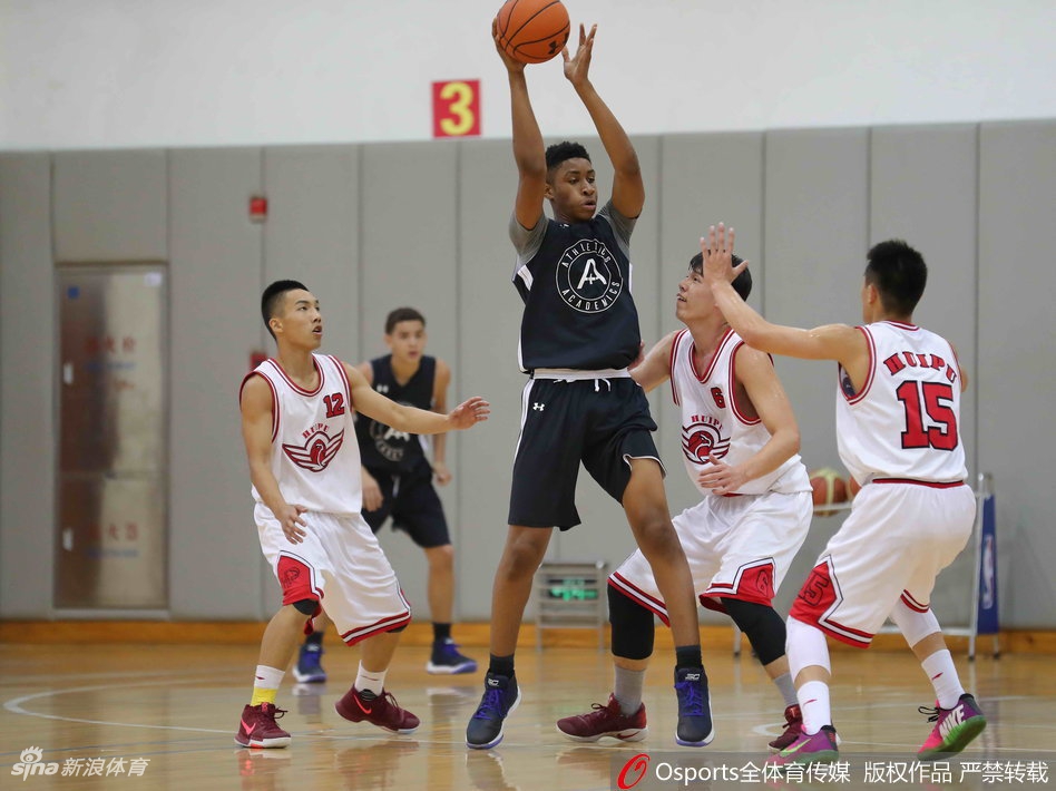 在激烈的拼抢中,篮球被高高挑起,数只手同时伸向空中的球,中美球员的身体在空中对抗,肌肉的碰撞声仿佛穿透了画面。