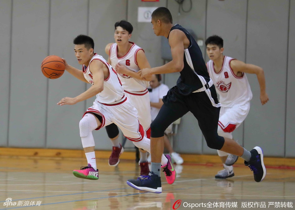 身穿15号球衣的方佳晨像一道白色的闪电,在两名美国防守球员的夹缝中强行突破,身体在空中扭曲成一张弓,篮球即将脱手而出。