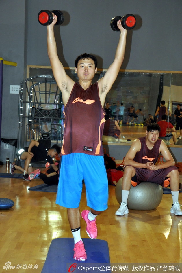 训练结束，贾诚将杠铃片归位，回望一眼刚刚奋战过的力量区，眼神中满是坚毅与不舍