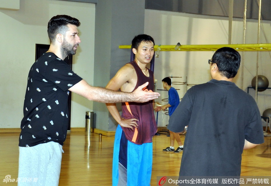 吴轲独自一人在深蹲架前调整呼吸，眼神坚定地盯着前方的镜子，准备进行下一组深蹲