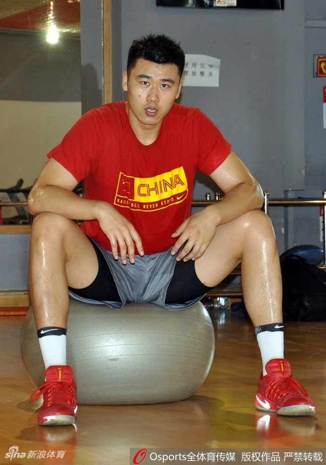 训练间歇，王汝恒与贾诚席地而坐，一边擦汗一边交流着刚才动作的发力技巧