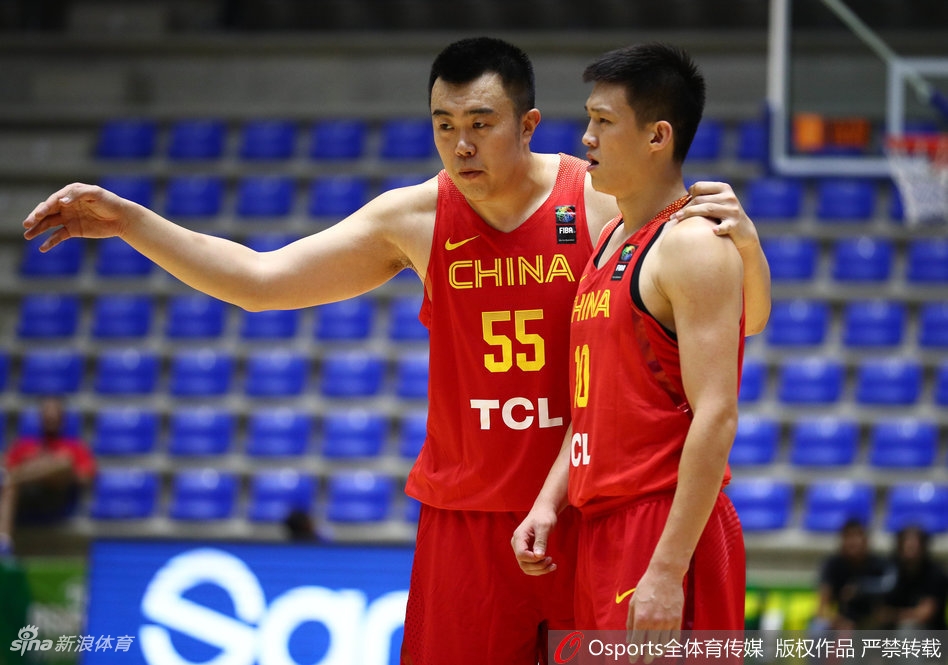 周鹏高举高打面对两人防守强行上篮，肌肉线条在对抗中绷紧，老将的担当在这一刻显露无疑。