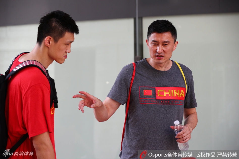 韩德君在内线要位，双臂肌肉紧绷如山，身后防守者面露难色。