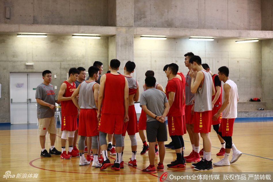 郭艾伦在训练中咬牙突破，眼神犀利如刀，汗水飞溅映出必胜的决心。