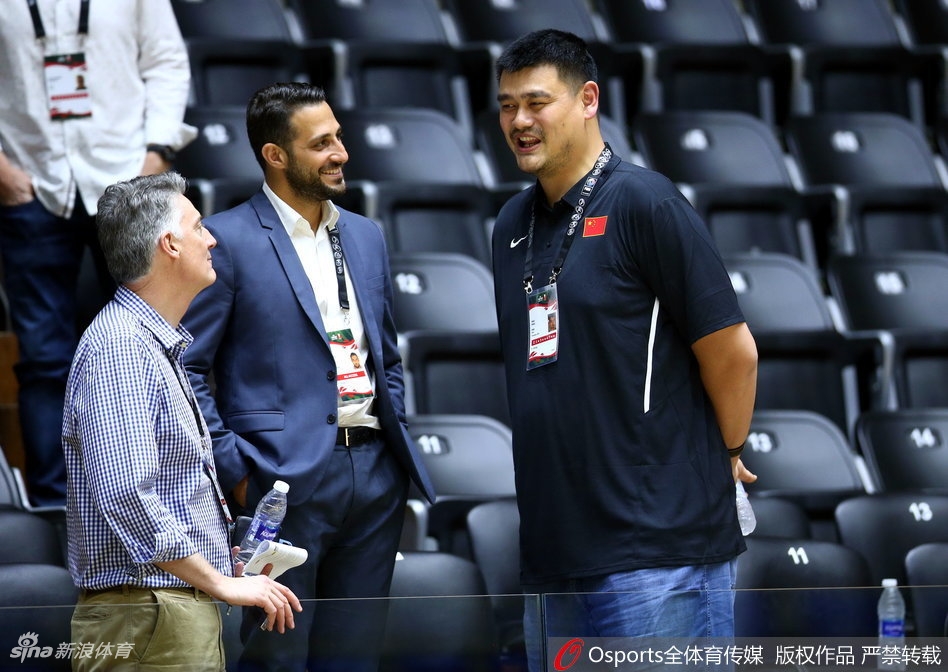 郭艾伦在人群中强行起跳，试图以高难度的挑篮为球队打破得分荒，身前的防守者手臂如林。