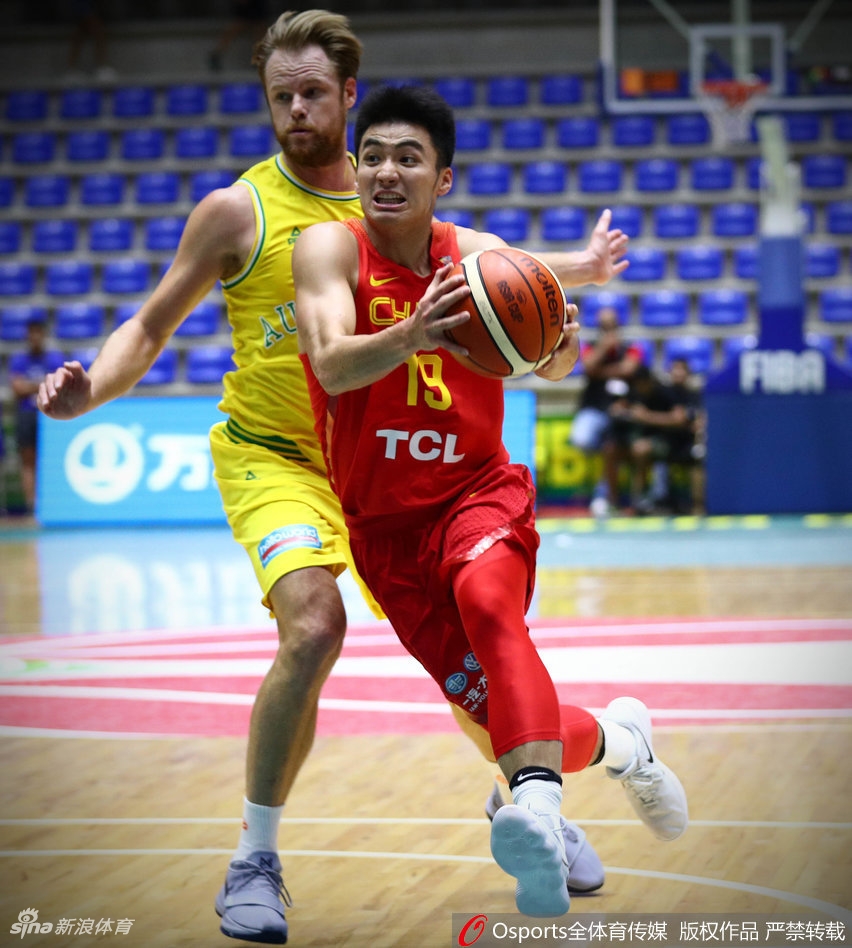 看台上的姚明神情严肃,他双手抱胸,目光深邃,目睹着年轻的队伍在成长路上必须经历的阵痛。