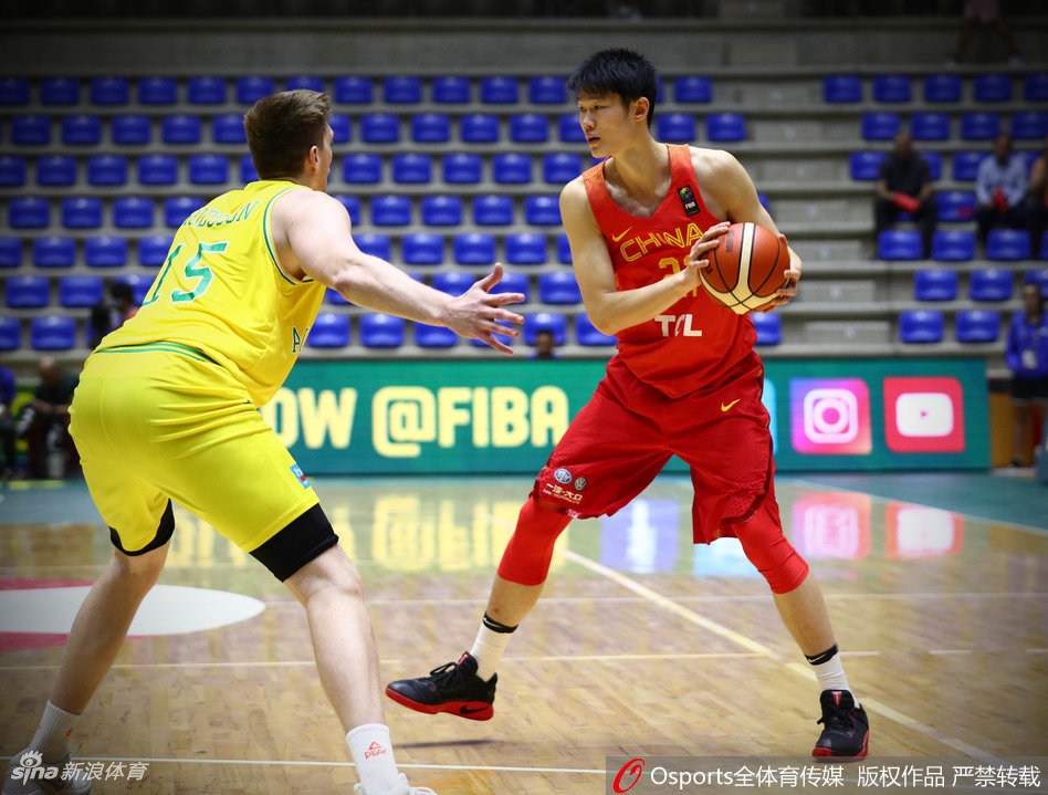 队长周鹏持球观察,面对身高臂长的澳洲防守人,他试图通过节奏变化寻找那一丝出手的空间。
