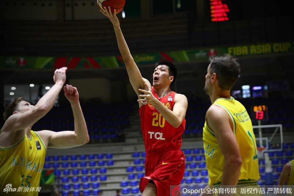 场边的杜锋眉头紧锁,他双手比划着战术手势,试图在嘈杂的球馆里将指令传递给场上的弟子们。