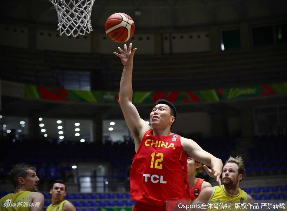 首节比赛,身披战袍的李根犹如一把尖刀,他外线手起刀落,内线强行突破,单节狂砍12分,几乎以一己之力扛着中国队前进。