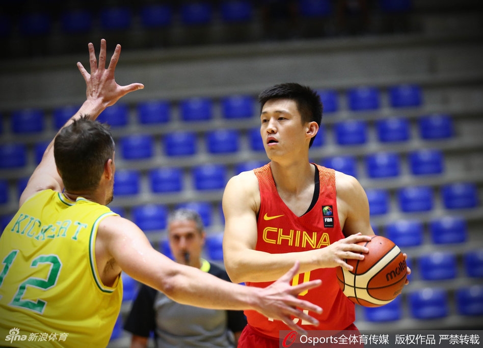 郭艾伦极速变向突破,试图撕开澳大利亚的防线,他脚下的球鞋与地板摩擦出尖锐的声响,透露着不甘。