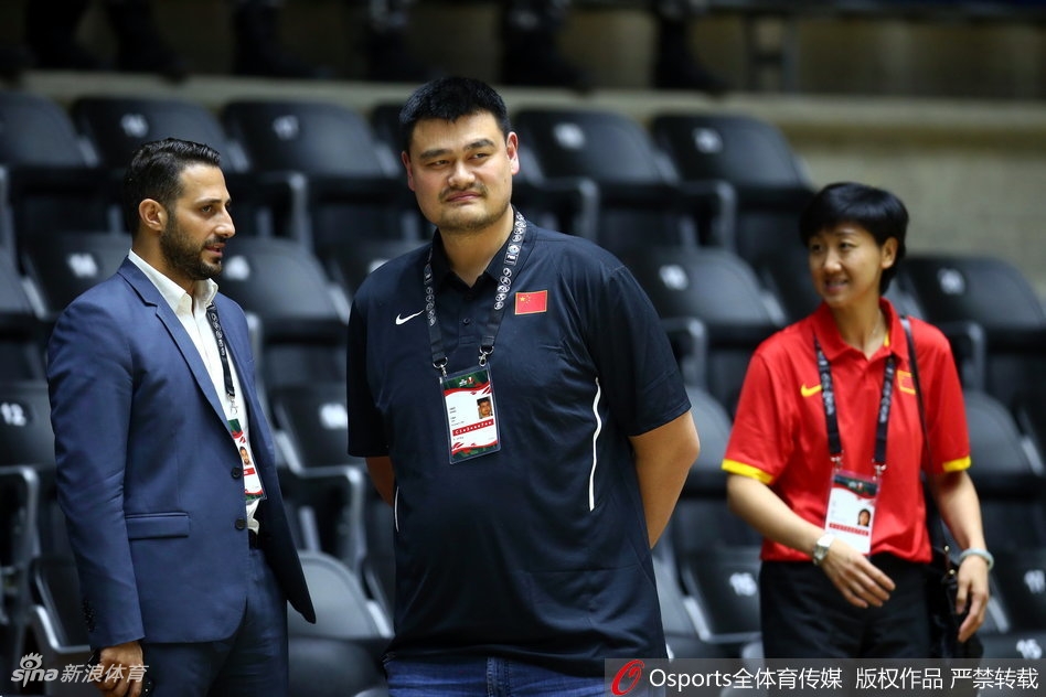 李根在澳大利亚球员的严密防守下，依然强行突破，肌肉碰撞的瞬间仿佛能听到赛场上的呐喊。