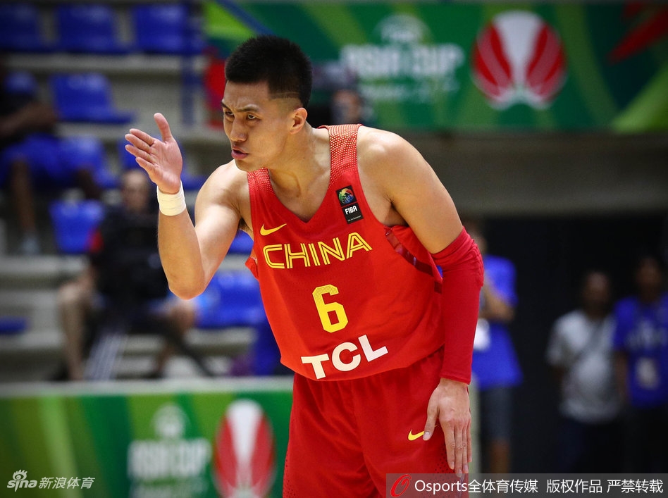 韩德君在禁区硬扛澳洲大汉,他用厚实的身板筑起一道移动长城,每一次低位要位都充满了力量感。