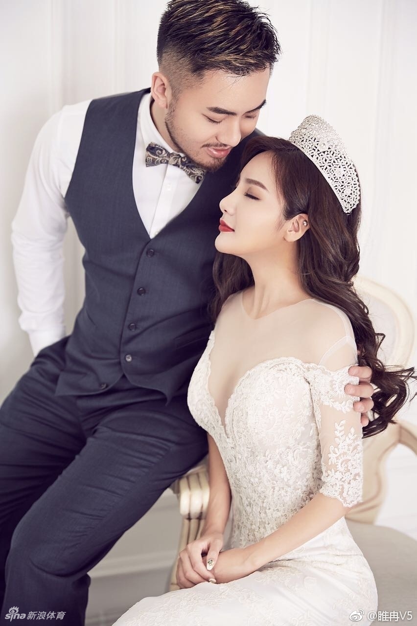 睢冉与妻子深情相拥,背景是温馨的室内光影,两人脸上写满对未来生活的憧憬与坚定,诠释了执子之手与子偕老的爱情真谛。