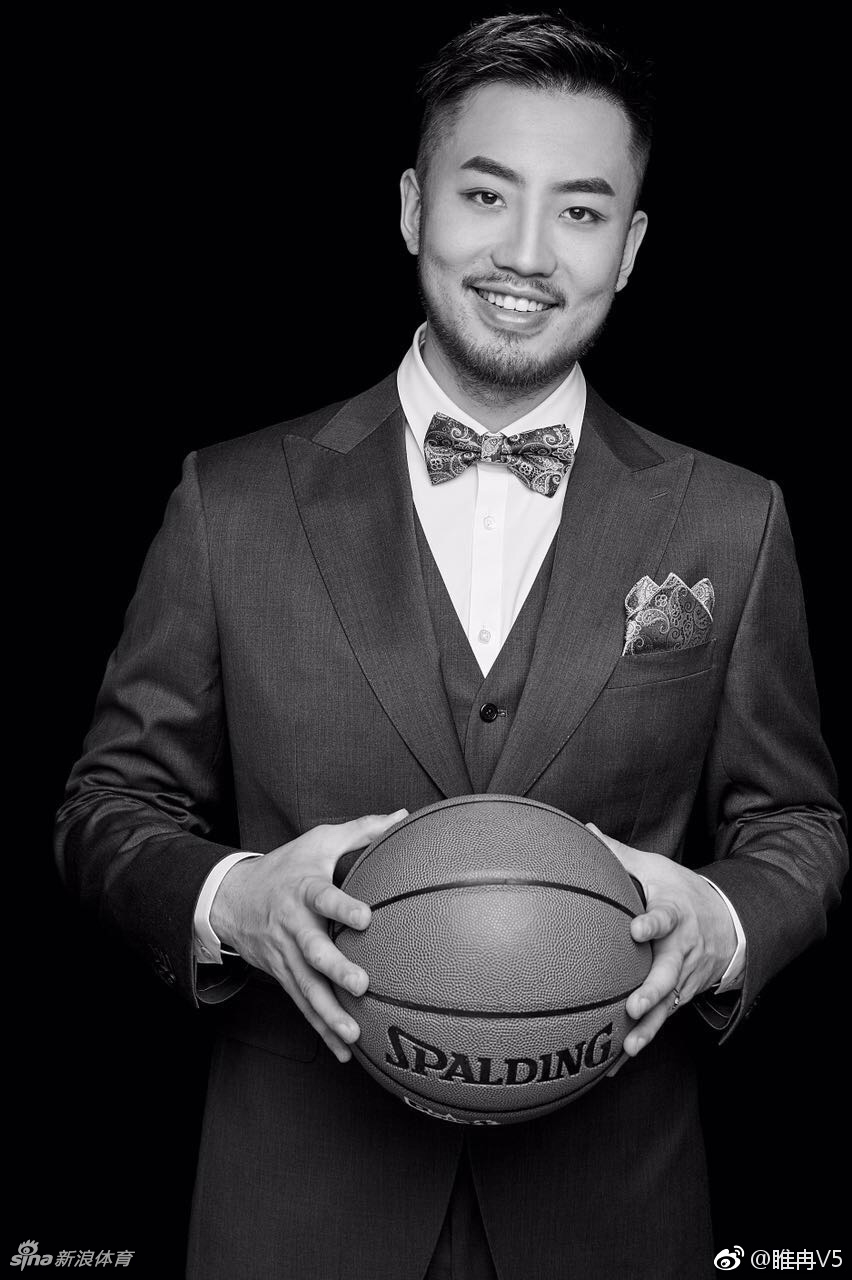 新娘一袭华丽白纱,身材高挑曼妙,睢冉在一旁深情注视,眼中满是欣赏与爱意,这一瞬间的美好被镜头永恒定格。