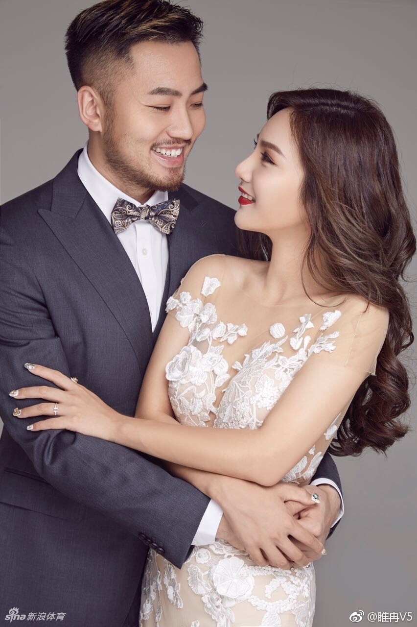睢冉身穿修身西装,深情凝视着一袭白色婚纱的爱妻,眼神里满是宠溺与温柔,铁汉柔情在这一刻展现得淋漓尽致。